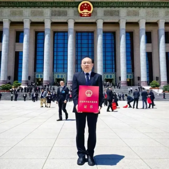 人站在建筑前 中度可信度描述已自动生成